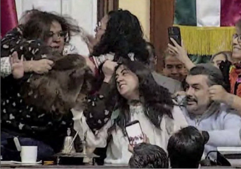 bartije's tweet image. “Lo bueno es que tenemos el humanismo mexicano”.
Martí Batres