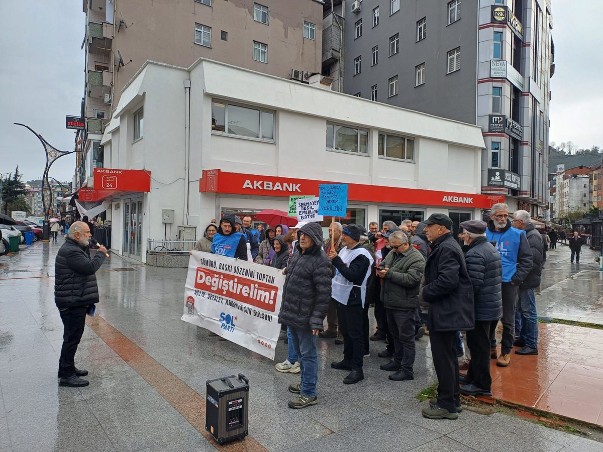 Fındıklı ve Pazar sokaklarından sonra bugün Ardeşen’de açıklamamızı yağışlı havaya rağmen gerçekleştirdik.

Sömürü ve baskı düzenini değiştirelim.

#SarayaDeğilEmekçiyeBütçe