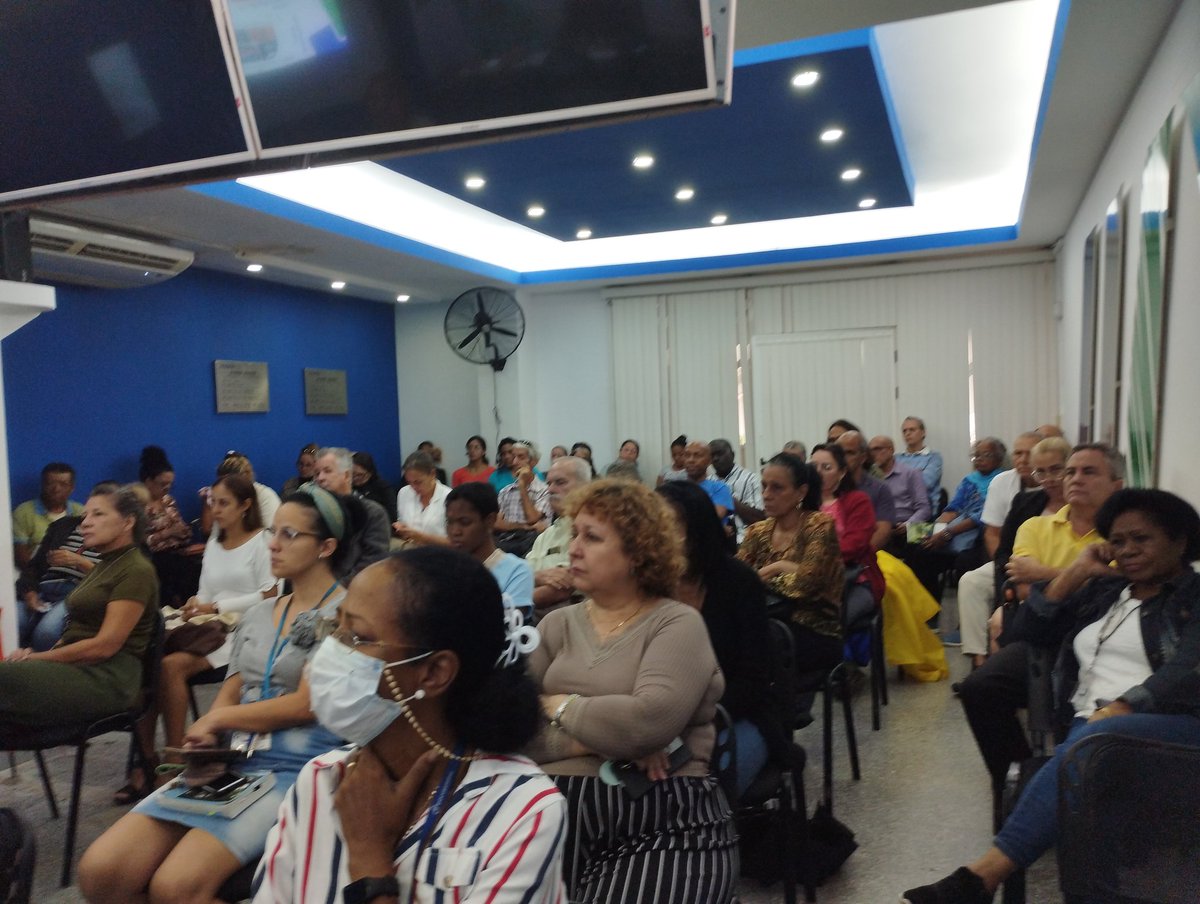 Presiden Ministro <a href="/ArmandoRguezB/">Armando</a> y Viceministros <a href="/citmacuba/">Ministerio de Ciencia, Tecnología y Medio Ambiente</a> presentación del proyecto de #LeyGralCTI por <a href="/AndreaArmasRodr/">Andrea Armas</a> a todos los trabajadores de la Sede Central.

Contamos con todo el equipo para juntos lograr una adecuada implementación de la Ley por #Cuba y nuestra gente!