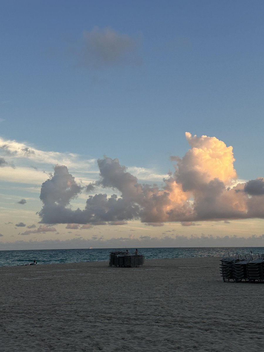 ndppvby's tweet photo. Islander, flip-flops, the wind always seems to want to take my hat away https://t.co/AUXewABB5D