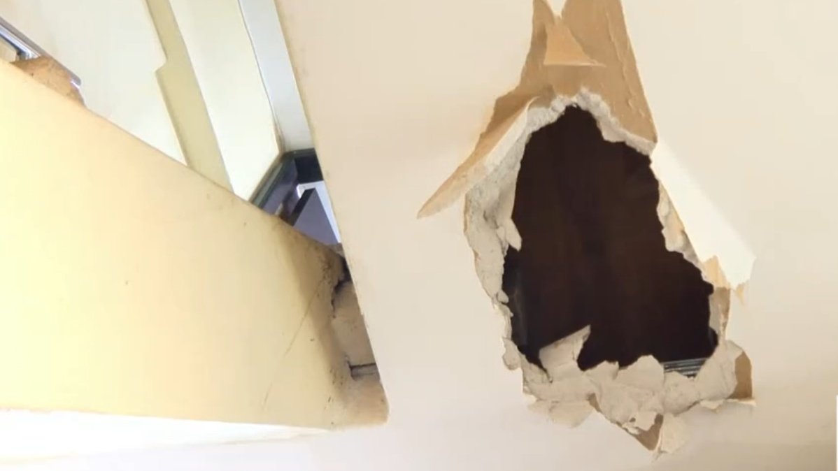 Al estilo del Profeshor. Delincuentes robaron en la madrugada una joyería ubicada en pleno centro de #Guayaquil. Para eso hicieron un hueco en la pared en un negocio adjunto y cortaron los cables para inhabilitar las cámaras de vigilancia. Se llevaron alrededor de USD 100.000.