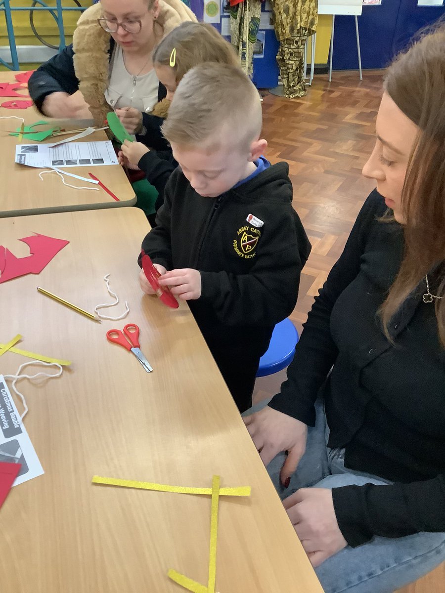 AbbeyPrimary's tweet image. #DT #Y1… we are so grateful to have our parents join us for the DT workshop last week where we made Christmas decorations. #weaving
