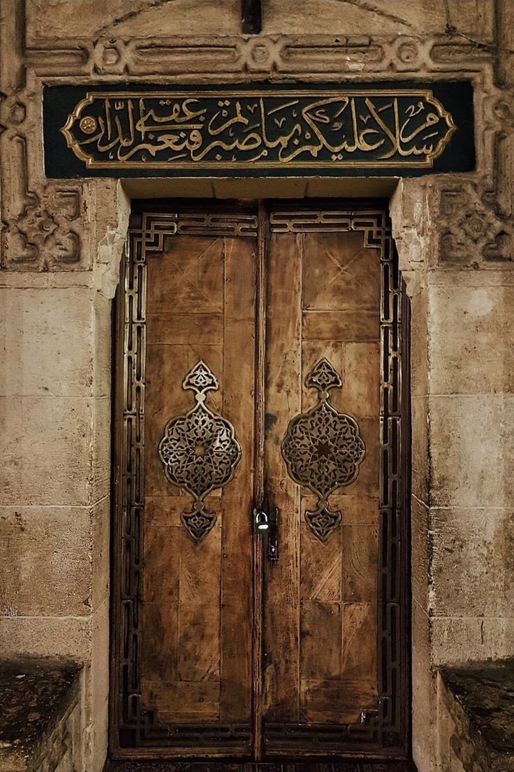 Ehline denk gelmedik hâfız, 

Altın gibi kalpler hurdacı tezgahına düştü... "