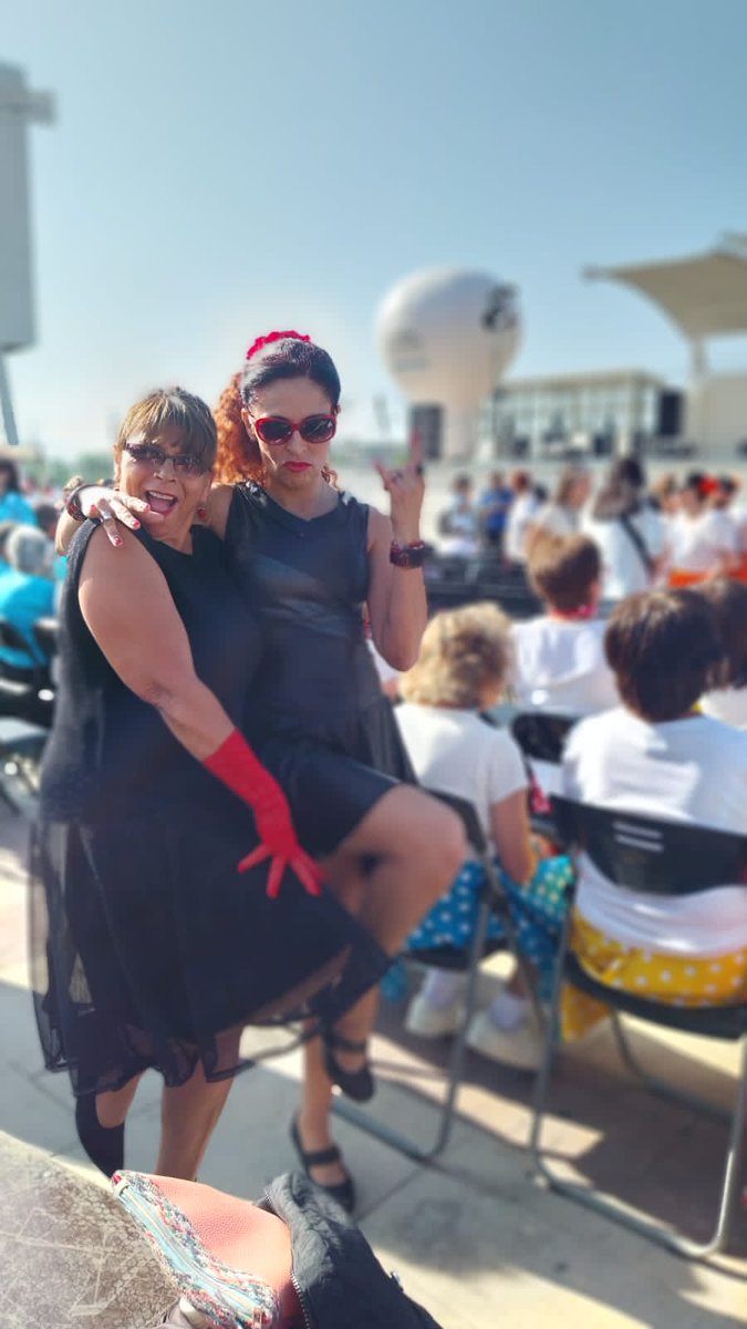 radiopalermo's tweet photo. Les conté que soy bailarina? Bueno, el pasado viernes fue la Gala del Deporte en mi pueblo psiquiátrico y salimos a escena. Estaba llena la Plaza de Orates. He aquí en la previa con mi compañera de celda. https://t.co/PHJ59VBSqI