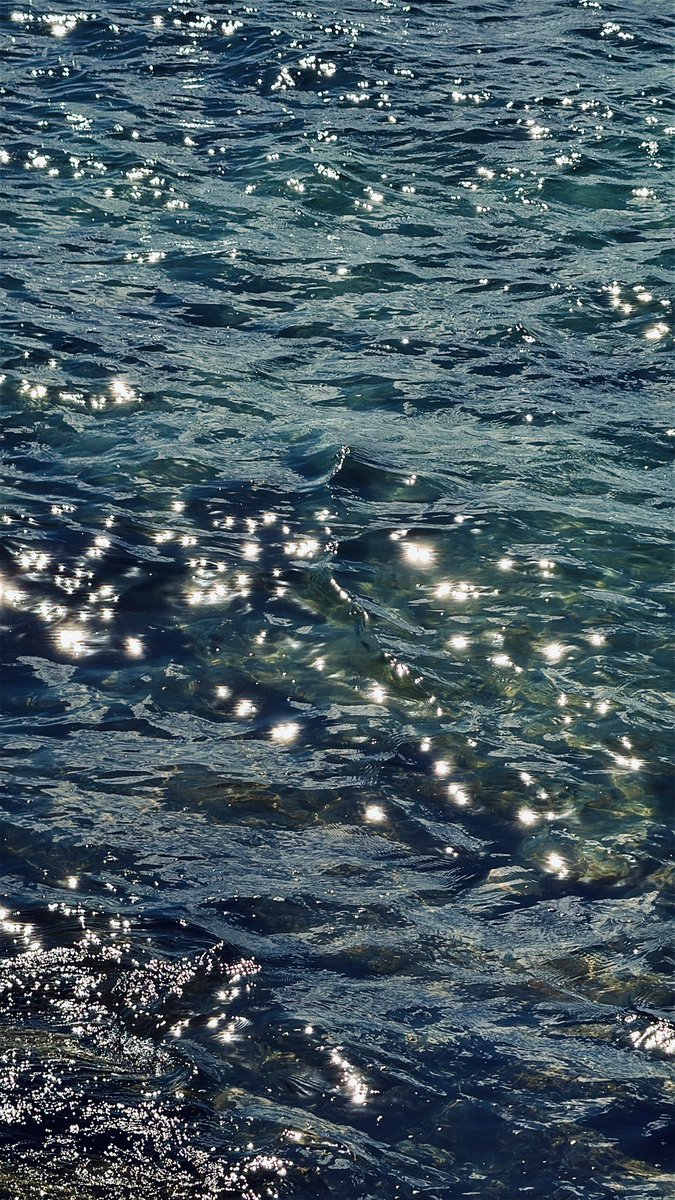 لمعة الشمس على البحر
مو مشهد عادي ولا بس شاعري إلا خلّاب❣️