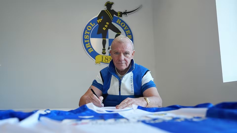 👏 Increible el cambio físico del gran Steve Evans que es el nuevo directo técnico del Bristol Rovers. Lo mejor para este gran entrenador muy querido del Ascenso Inglés