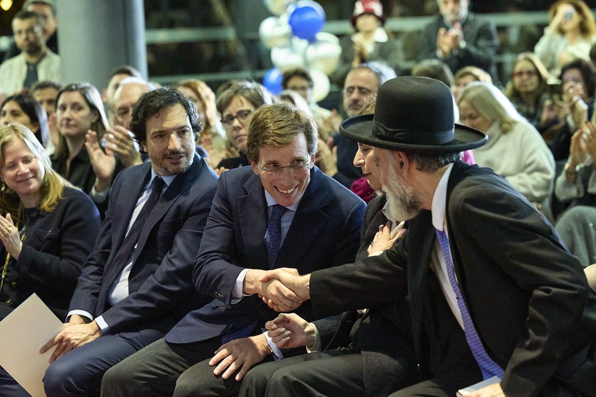 🇪🇸 Madrid, España | 🔴 Almeida celebra el Janucá, una festividad judía, mientras ni siquiera felicita Santiago Apóstol (patrón de España) y cada año va dejando más atrás la celebración de Santa María de la Almudena (patrona de Madrid).