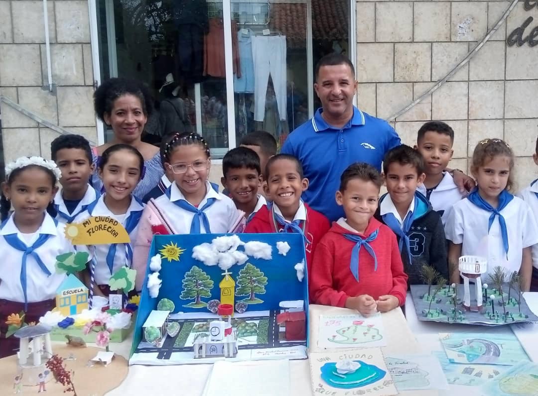 Organizado por la Dirección Municipal de Educación en la #IslaDeLaJuventud se realiza el Concurso "Una Ciudad que Florece" en saludo al 195 Aniversario de la fundación de Nueva Gerona, se compite en artes plásticas, poesía, cuento #SentirPinero #100AñosConFidel