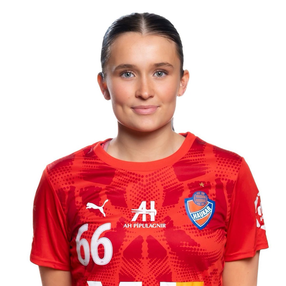 Ester Amira fer á tímabundið lán til HK þar sem hún fær tækifæri til að safna reynslu og vaxa enn frekar sem leikmaður. Við vitum að hún mun koma sterkari til baka og halda áfram að láta til sín taka í okkar búningi.
Við fylgjumst spennt með og óskum henni alls hins besta