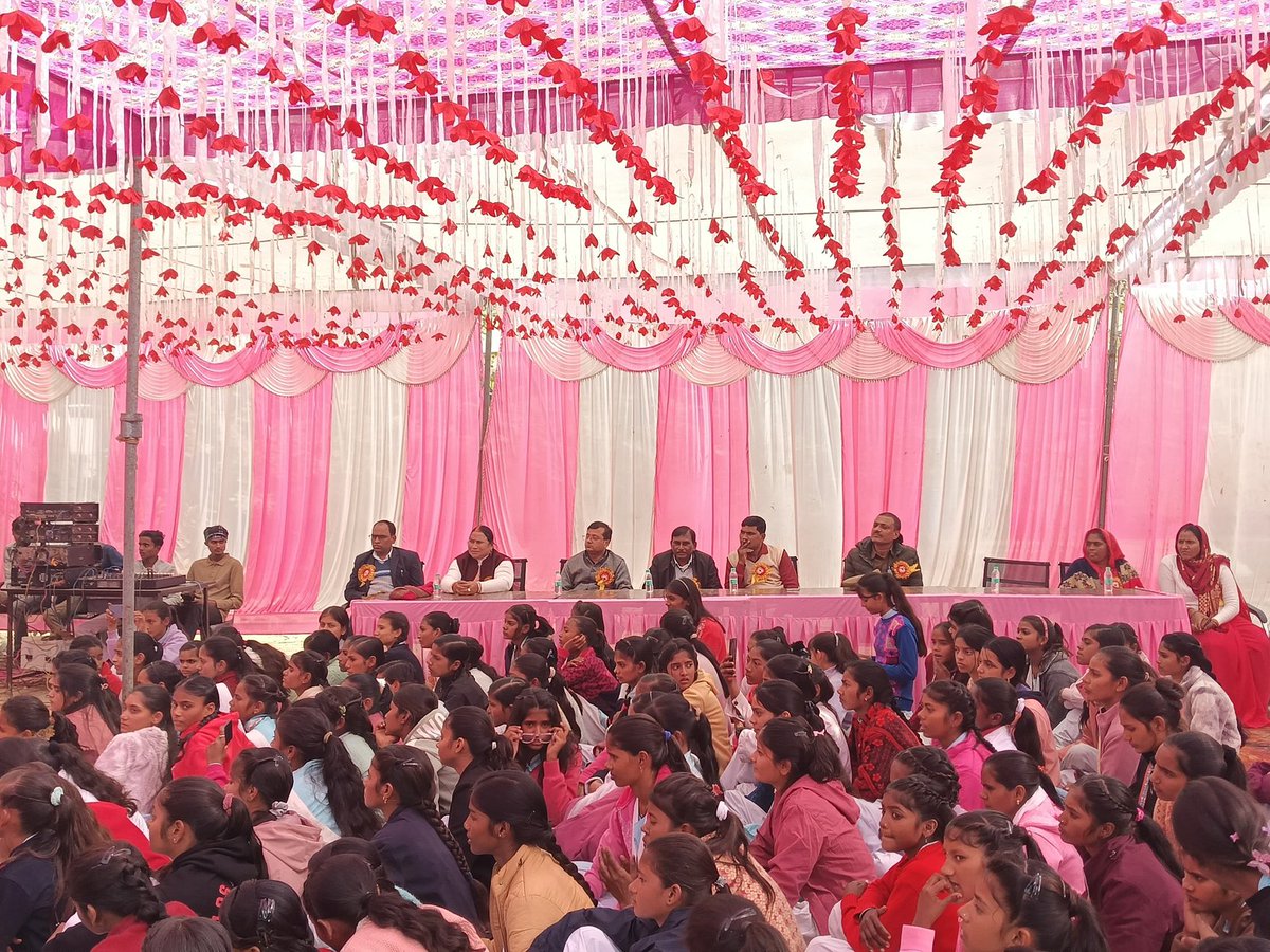 राजकीय मॉडल इण्टर कालेज में  वार्षिकोत्सव का हुआ भव्य आयोजन मुख्य अतिथि गुलाबी गैंग लोकतांत्रिक अध्यक्ष हेमलता पटेल की रही गरमामई उपस्थिति
जनसेवा शिक्षा समाजहित कार्यों में उल्लेखनीय योगदान हेतु  अतिथि हेमलता पटेल को शील्ड प्रदान कर किया सम्मानित
<a href="/INC_Warriorss/">Indian National Congress Warriors, INCW</a> 
<a href="/INCUttarPradesh/">UP Congress</a>