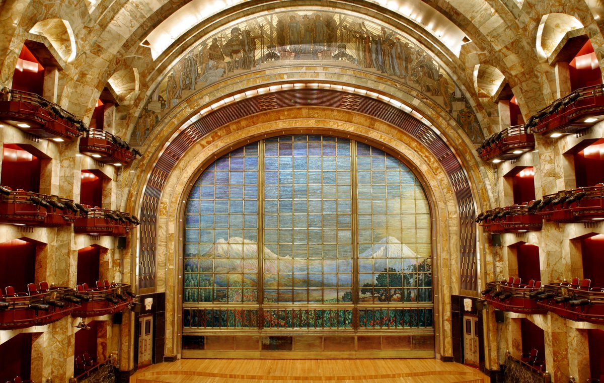 PalacioOficial's tweet photo. Adamo Boari cristalizó la idea de construir un telón protector contra el fuego y decorativo hacia el público. La Casa Tiffany, creó esta obra maestra diseñada por el escenógrafo Harry Stone: un gran ventanal que muestra la vista de los volcanes Popocatépetl e Iztaccíhuatl. https://t.co/yGiR47f3as