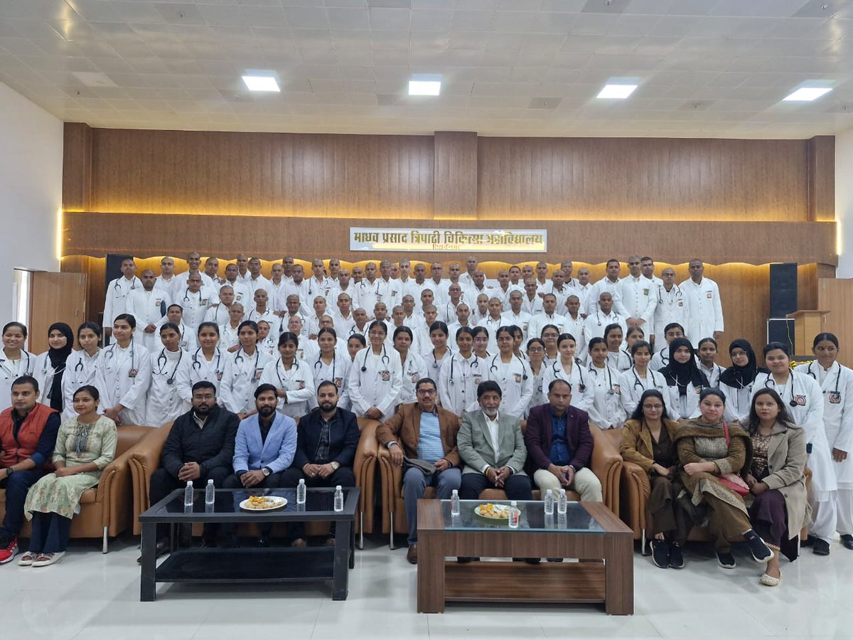 व्हाइट कोट सेरेमनी कार्यक्रम MBBS 2025 बैच <a href="/CMOfficeUP/">CM Office, GoUP</a> <a href="/MeUPGovt/">Medical Education Uttar Pradesh</a> <a href="/UPGovt/">Government of UP</a>