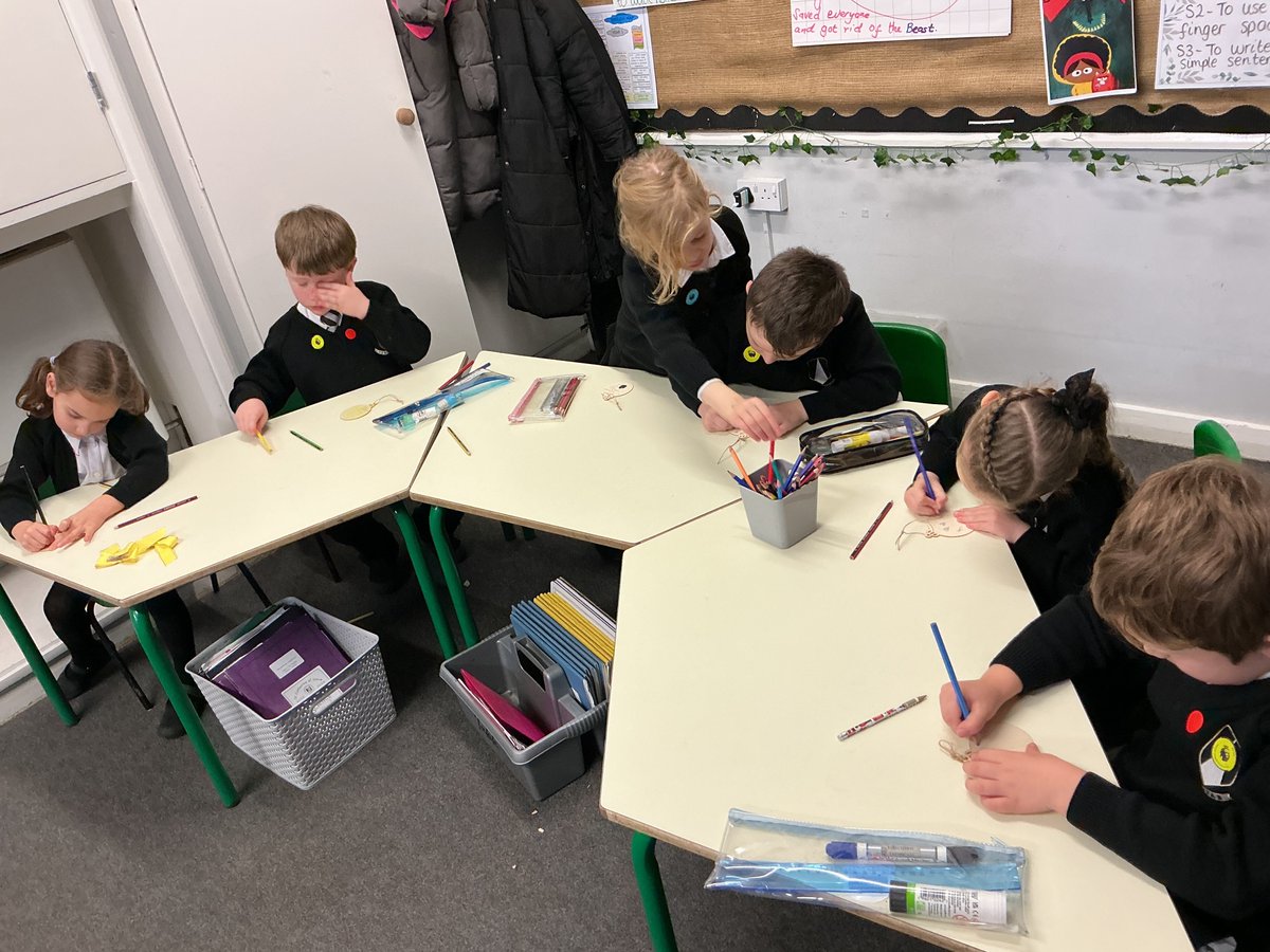 CeciliaScos's tweet photo. Enjoying our seasonal session workshop! @WFCTrust @PLCommunities #PrimaryStars #PLStarsPSHE https://t.co/1g1b65PlM5