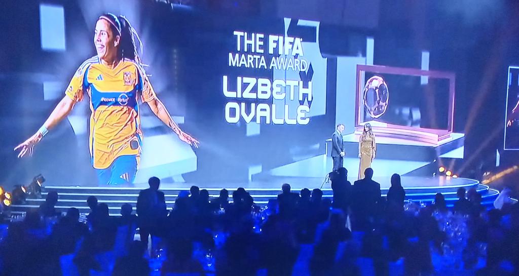 SancadillaNorte's tweet photo. Lizbeth Ovalle en la gala de los premios The Best tras ganar el premio Marta al Mejor Gol, por el 🦐 "Camaroncin". https://t.co/7F9s7EXxJ1