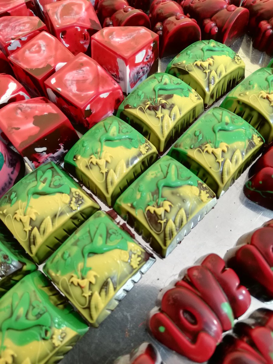 alajachocolate's tweet photo. ✨ Navidad + Chocolate = Felicidad.
Prueba @alajachocolate 

#CacaoDelEcuador #TrufasArtesanales
#NavidadConSabor #HechoEnEcuador #ChocolatePremium #Navidad2025 #regalogourmet #bombonesartesanales #ambatochocolate https://t.co/xBzo8IrbgW
