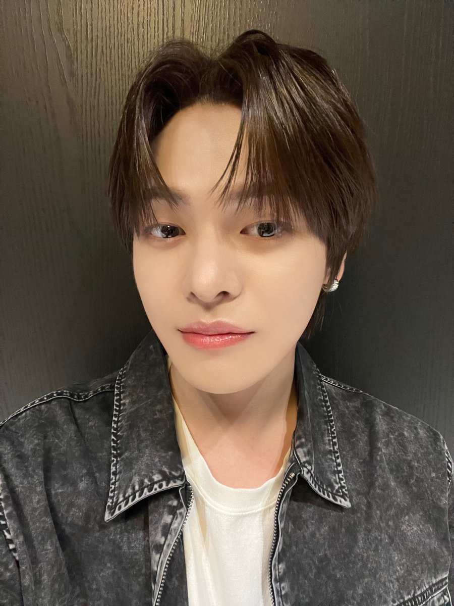 leeleooz's tweet image. 𝗔𝗟𝗟𝗬𝗭! It’s been really cold lately, right? Ever since meeting you, my days feel warmer. We’re training hard today too, preparing our debut with happy hearts, just like 𝗘𝗨𝗣𝗛𝗢𝗥𝗜𝗔. Please wait for us. See you at MMA, I can’t wait to meet you on stage. I love you!