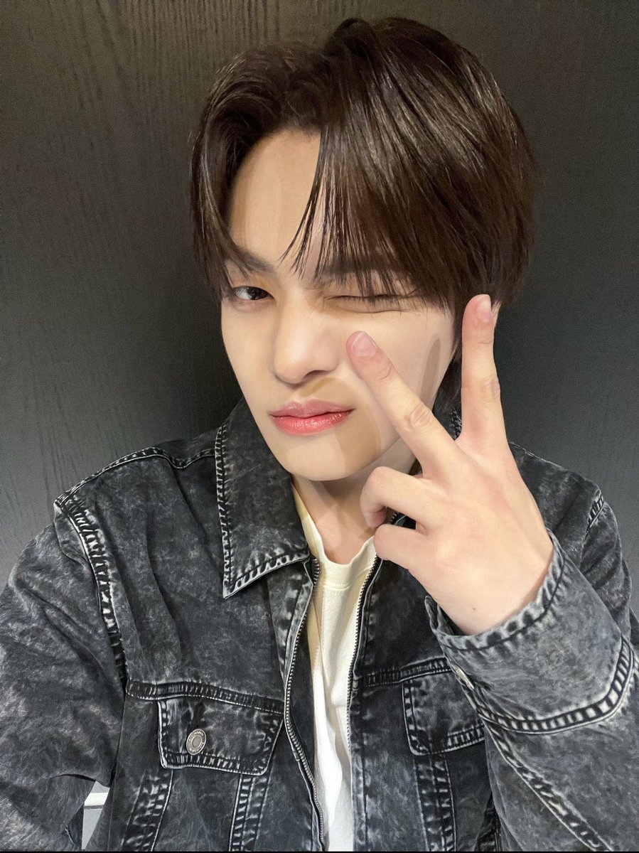 leeleooz's tweet image. 𝗔𝗟𝗟𝗬𝗭! It’s been really cold lately, right? Ever since meeting you, my days feel warmer. We’re training hard today too, preparing our debut with happy hearts, just like 𝗘𝗨𝗣𝗛𝗢𝗥𝗜𝗔. Please wait for us. See you at MMA, I can’t wait to meet you on stage. I love you!