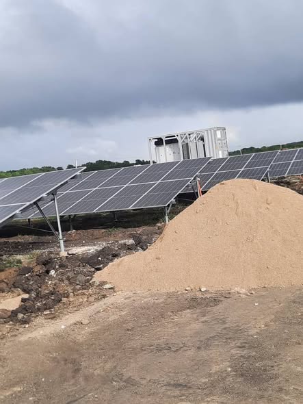 Ni las condiciones del tiempo impidieron que los espirituanos mantengan a buen ritmo las labores en el parque solar fotovoltaico El Meso en el municipio #Jatibonico de #SanctiSpíritusEnMarcha
A pasos firmes rumbo al 67 aniversario del Triunfo de la Revolución Cubana.