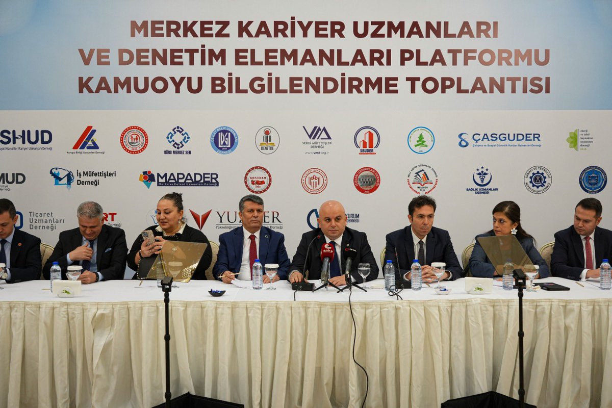 Bugün Ankara’da, devletimizin merkez teşkilatında görev yapan kariyer uzmanları ve denetim elemanları olarak ortak bir iradeyi, ortak bir duruşu ve ortak bir talebi kamuoyuyla paylaştık.

Farklı kurumlarda, farklı unvanlarla görev yapıyor olsak da;
- Kamu yararı için çalışan,
-