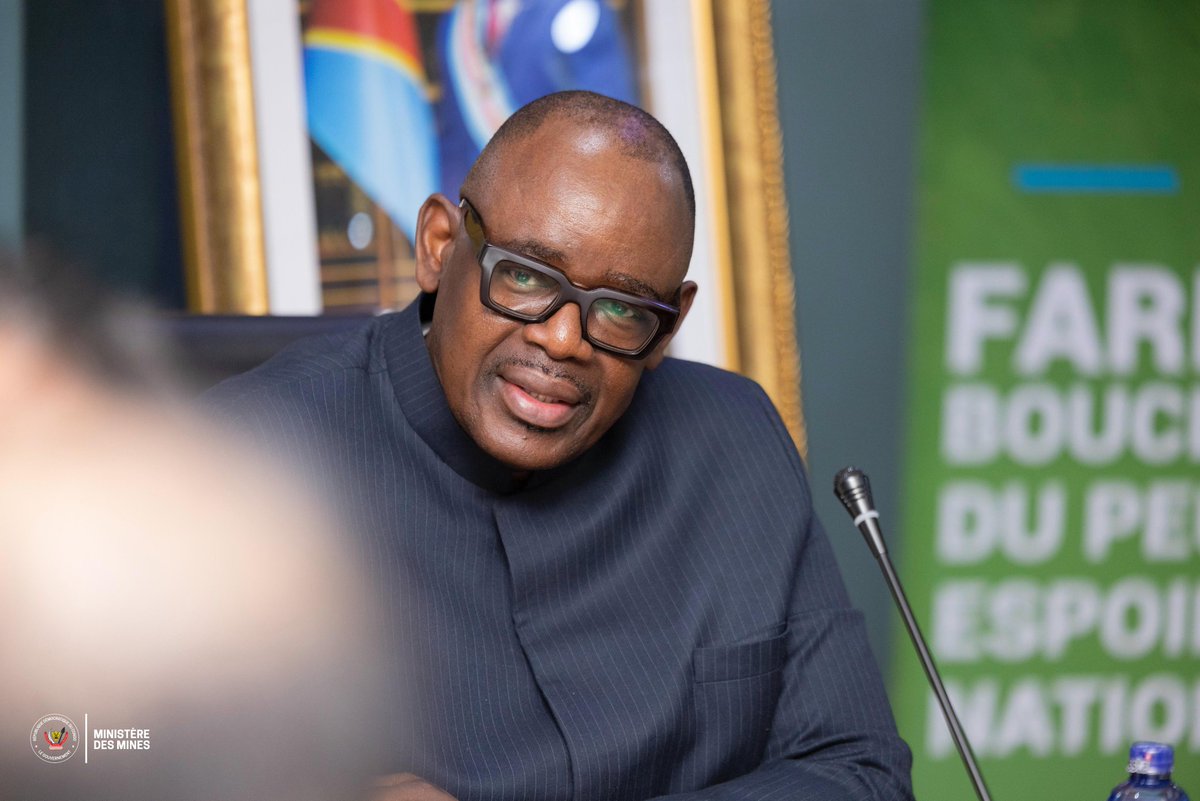 MinMinesRDC's tweet photo. #RDC_MINES | 16.12.2025
Le Ministre @LouisWKabamba, a accordé, ce mardi une audience à une délégation du Groupe CMOC (China Molybdenum Company), opérateur minier de premier plan en RDC, actif notamment à travers les projets Tenke Fungurume Mining (TFM) et Kisanfu Mining (KFM).
Cette rencontre s’est inscrite dans le cadre des civilités de courtoisie de fin d’année et a permis à la délégation de CMOC de présenter au Ministre le rapport annuel de production de ses opérations en République Démocratique du Congo. À cette occasion, le Groupe CMOC a annoncé avoir atteint une production annuelle d’environ 700 000 tonnes de cuivre, réaffirmant ainsi sa position parmi les principaux acteurs du secteur minier congolais.
Le Groupe a également exprimé sa volonté de porter le volume global de ses investissements en RDC à hauteur de 8 milliards de dollars américains, témoignant de sa confiance dans le potentiel minier du pays et dans l’amélioration continue du climat des affaires.
Par ailleurs, la délégation a évoqué certaines contraintes opérationnelles, notamment le déficit en énergie électrique ainsi que l’envahissement de certains sites miniers par des exploitants artisanaux, appelant à une prise en charge concertée de ces défis.
S’agissant des difficultés soulevées, Son Excellence Monsieur le Ministre a assuré que des solutions concertées et durables seront mises en œuvre, en collaboration avec les différentes parties prenantes, afin de garantir la poursuite sereine, responsable et durable des activités minières sur l’ensemble du territoire national. Il a aussi demandé à CMOC, dont la durée de vie des mines en RDC est estimée à 50 ans, de planifier dès à présent des investissements dans la production locale de l’énergie électrique, sans privilégier l’importation en provenance de la Zambie et de l’Angola. Le Ministre a en outre conseillé à CMOC d’impliquer les communautés locales dans la recherche de solutions durables contre les envahissements et a annoncé des initiatives prises par le Gouvernement, dont certaines sont déjà activées, pour mettre fin à ce phénomène complexe affectant les sites miniers industriels.
Son Excellence Monsieur le Ministre des Mines a félicité le Groupe CMOC pour le travail accompli en République Démocratique du Congo et pour sa contribution significative à l’économie nationale, en termes de production, de recettes publiques, d’emplois et de transfert de compétences. Il a réaffirmé l’engagement du Gouvernement à accompagner et à protéger les investisseurs sérieux, dans le strict respect des lois et règlements de la République.
Abordant les enjeux géopolitiques et stratégiques actuels, Son Excellence Monsieur le Ministre a tenu à rassurer la délégation que les accords de coopération récemment conclus entre la RDC et les États-Unis d’Amérique ne constituent nullement une menace pour les investisseurs d’autres pays, y compris ceux de la République populaire de Chine, tout comme le partenariat sino-congolais n’a jamais été dirigé contre les intérêts des partenaires occidentaux. Il a réitéré la position de la RDC en faveur d’une coopération ouverte, équilibrée et mutuellement bénéfique avec l’ensemble de ses partenaires.
Dans le cadre de la diplomatie minière, en patriote convaincu et défenseur d’un nationalisme pragmatique, le Ministre a invité les investisseurs chinois à encourager leur pays, à tous les niveaux appropriés, y compris au sein des instances internationales telles que les Nations Unies, à s’engager davantage dans la défense des investissements légitimes en République Démocratique du Congo. Il a appelé à une mobilisation internationale accrue pour condamner publiquement l’insécurité persistante dans l’Est du pays, soutenir les efforts du Gouvernement congolais en matière de sécurisation, et contribuer à la défense de la souveraineté, de l’intégrité territoriale et de la stabilité de la RDC