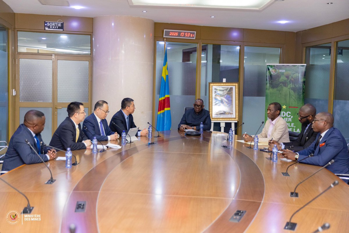 MinMinesRDC's tweet photo. #RDC_MINES | 16.12.2025
Le Ministre @LouisWKabamba, a accordé, ce mardi une audience à une délégation du Groupe CMOC (China Molybdenum Company), opérateur minier de premier plan en RDC, actif notamment à travers les projets Tenke Fungurume Mining (TFM) et Kisanfu Mining (KFM).
Cette rencontre s’est inscrite dans le cadre des civilités de courtoisie de fin d’année et a permis à la délégation de CMOC de présenter au Ministre le rapport annuel de production de ses opérations en République Démocratique du Congo. À cette occasion, le Groupe CMOC a annoncé avoir atteint une production annuelle d’environ 700 000 tonnes de cuivre, réaffirmant ainsi sa position parmi les principaux acteurs du secteur minier congolais.
Le Groupe a également exprimé sa volonté de porter le volume global de ses investissements en RDC à hauteur de 8 milliards de dollars américains, témoignant de sa confiance dans le potentiel minier du pays et dans l’amélioration continue du climat des affaires.
Par ailleurs, la délégation a évoqué certaines contraintes opérationnelles, notamment le déficit en énergie électrique ainsi que l’envahissement de certains sites miniers par des exploitants artisanaux, appelant à une prise en charge concertée de ces défis.
S’agissant des difficultés soulevées, Son Excellence Monsieur le Ministre a assuré que des solutions concertées et durables seront mises en œuvre, en collaboration avec les différentes parties prenantes, afin de garantir la poursuite sereine, responsable et durable des activités minières sur l’ensemble du territoire national. Il a aussi demandé à CMOC, dont la durée de vie des mines en RDC est estimée à 50 ans, de planifier dès à présent des investissements dans la production locale de l’énergie électrique, sans privilégier l’importation en provenance de la Zambie et de l’Angola. Le Ministre a en outre conseillé à CMOC d’impliquer les communautés locales dans la recherche de solutions durables contre les envahissements et a annoncé des initiatives prises par le Gouvernement, dont certaines sont déjà activées, pour mettre fin à ce phénomène complexe affectant les sites miniers industriels.
Son Excellence Monsieur le Ministre des Mines a félicité le Groupe CMOC pour le travail accompli en République Démocratique du Congo et pour sa contribution significative à l’économie nationale, en termes de production, de recettes publiques, d’emplois et de transfert de compétences. Il a réaffirmé l’engagement du Gouvernement à accompagner et à protéger les investisseurs sérieux, dans le strict respect des lois et règlements de la République.
Abordant les enjeux géopolitiques et stratégiques actuels, Son Excellence Monsieur le Ministre a tenu à rassurer la délégation que les accords de coopération récemment conclus entre la RDC et les États-Unis d’Amérique ne constituent nullement une menace pour les investisseurs d’autres pays, y compris ceux de la République populaire de Chine, tout comme le partenariat sino-congolais n’a jamais été dirigé contre les intérêts des partenaires occidentaux. Il a réitéré la position de la RDC en faveur d’une coopération ouverte, équilibrée et mutuellement bénéfique avec l’ensemble de ses partenaires.
Dans le cadre de la diplomatie minière, en patriote convaincu et défenseur d’un nationalisme pragmatique, le Ministre a invité les investisseurs chinois à encourager leur pays, à tous les niveaux appropriés, y compris au sein des instances internationales telles que les Nations Unies, à s’engager davantage dans la défense des investissements légitimes en République Démocratique du Congo. Il a appelé à une mobilisation internationale accrue pour condamner publiquement l’insécurité persistante dans l’Est du pays, soutenir les efforts du Gouvernement congolais en matière de sécurisation, et contribuer à la défense de la souveraineté, de l’intégrité territoriale et de la stabilité de la RDC