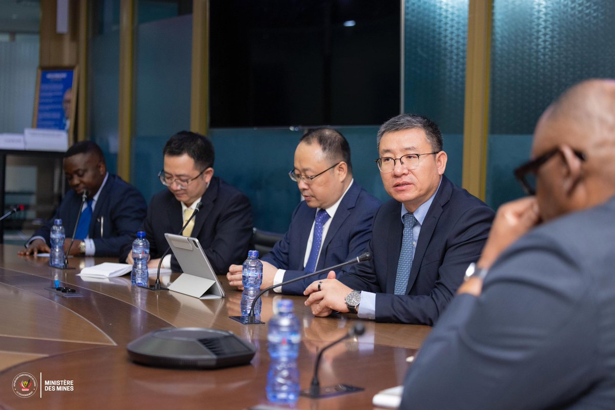 MinMinesRDC's tweet photo. #RDC_MINES | 16.12.2025
Le Ministre @LouisWKabamba, a accordé, ce mardi une audience à une délégation du Groupe CMOC (China Molybdenum Company), opérateur minier de premier plan en RDC, actif notamment à travers les projets Tenke Fungurume Mining (TFM) et Kisanfu Mining (KFM).
Cette rencontre s’est inscrite dans le cadre des civilités de courtoisie de fin d’année et a permis à la délégation de CMOC de présenter au Ministre le rapport annuel de production de ses opérations en République Démocratique du Congo. À cette occasion, le Groupe CMOC a annoncé avoir atteint une production annuelle d’environ 700 000 tonnes de cuivre, réaffirmant ainsi sa position parmi les principaux acteurs du secteur minier congolais.
Le Groupe a également exprimé sa volonté de porter le volume global de ses investissements en RDC à hauteur de 8 milliards de dollars américains, témoignant de sa confiance dans le potentiel minier du pays et dans l’amélioration continue du climat des affaires.
Par ailleurs, la délégation a évoqué certaines contraintes opérationnelles, notamment le déficit en énergie électrique ainsi que l’envahissement de certains sites miniers par des exploitants artisanaux, appelant à une prise en charge concertée de ces défis.
S’agissant des difficultés soulevées, Son Excellence Monsieur le Ministre a assuré que des solutions concertées et durables seront mises en œuvre, en collaboration avec les différentes parties prenantes, afin de garantir la poursuite sereine, responsable et durable des activités minières sur l’ensemble du territoire national. Il a aussi demandé à CMOC, dont la durée de vie des mines en RDC est estimée à 50 ans, de planifier dès à présent des investissements dans la production locale de l’énergie électrique, sans privilégier l’importation en provenance de la Zambie et de l’Angola. Le Ministre a en outre conseillé à CMOC d’impliquer les communautés locales dans la recherche de solutions durables contre les envahissements et a annoncé des initiatives prises par le Gouvernement, dont certaines sont déjà activées, pour mettre fin à ce phénomène complexe affectant les sites miniers industriels.
Son Excellence Monsieur le Ministre des Mines a félicité le Groupe CMOC pour le travail accompli en République Démocratique du Congo et pour sa contribution significative à l’économie nationale, en termes de production, de recettes publiques, d’emplois et de transfert de compétences. Il a réaffirmé l’engagement du Gouvernement à accompagner et à protéger les investisseurs sérieux, dans le strict respect des lois et règlements de la République.
Abordant les enjeux géopolitiques et stratégiques actuels, Son Excellence Monsieur le Ministre a tenu à rassurer la délégation que les accords de coopération récemment conclus entre la RDC et les États-Unis d’Amérique ne constituent nullement une menace pour les investisseurs d’autres pays, y compris ceux de la République populaire de Chine, tout comme le partenariat sino-congolais n’a jamais été dirigé contre les intérêts des partenaires occidentaux. Il a réitéré la position de la RDC en faveur d’une coopération ouverte, équilibrée et mutuellement bénéfique avec l’ensemble de ses partenaires.
Dans le cadre de la diplomatie minière, en patriote convaincu et défenseur d’un nationalisme pragmatique, le Ministre a invité les investisseurs chinois à encourager leur pays, à tous les niveaux appropriés, y compris au sein des instances internationales telles que les Nations Unies, à s’engager davantage dans la défense des investissements légitimes en République Démocratique du Congo. Il a appelé à une mobilisation internationale accrue pour condamner publiquement l’insécurité persistante dans l’Est du pays, soutenir les efforts du Gouvernement congolais en matière de sécurisation, et contribuer à la défense de la souveraineté, de l’intégrité territoriale et de la stabilité de la RDC