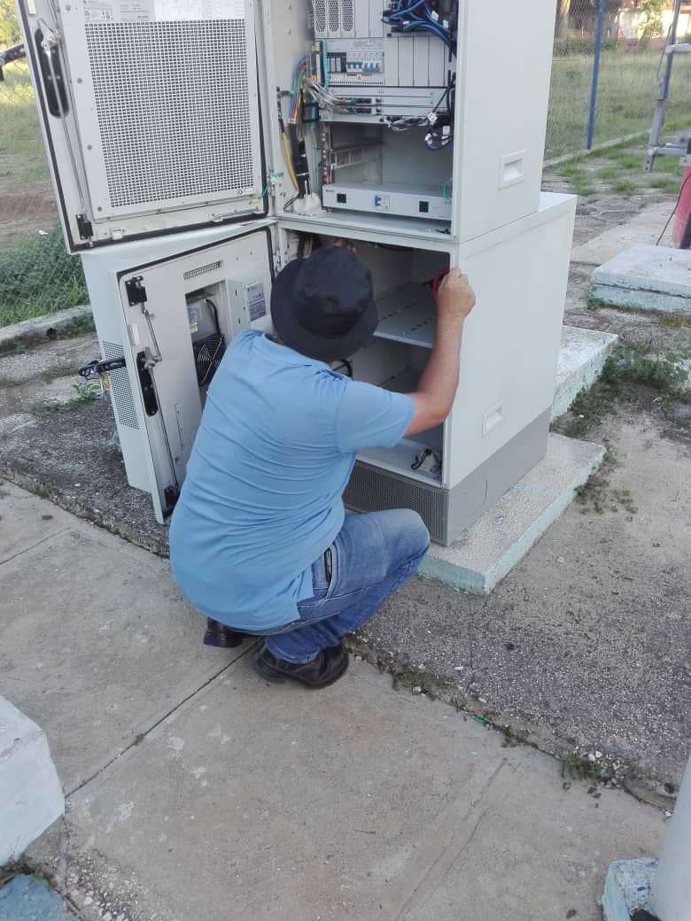 En el #CTBayamo, la calidad se construye con manos dedicadas. Técnicos y especialistas de Planta Interior realizaron mantenimientos en el sitio tecnológico de Tamayito, asegurando continuidad y confianza para nuestros clientes. #GenteQueSuma #EtecsaConCuba