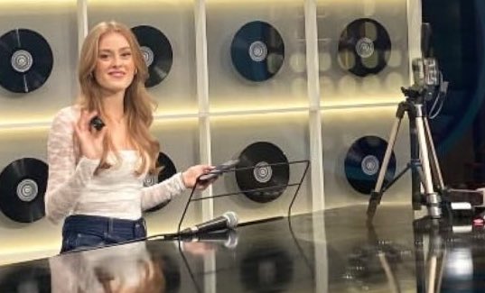 oliviagaylawyer's tweet photo. acabo de ver la cámara y el micro q tiene olivia en la mano, estará haciendo entrevistas allí o reaccionando a tiktoks? 
TENGO MIEDO https://t.co/pGshpDJDzl