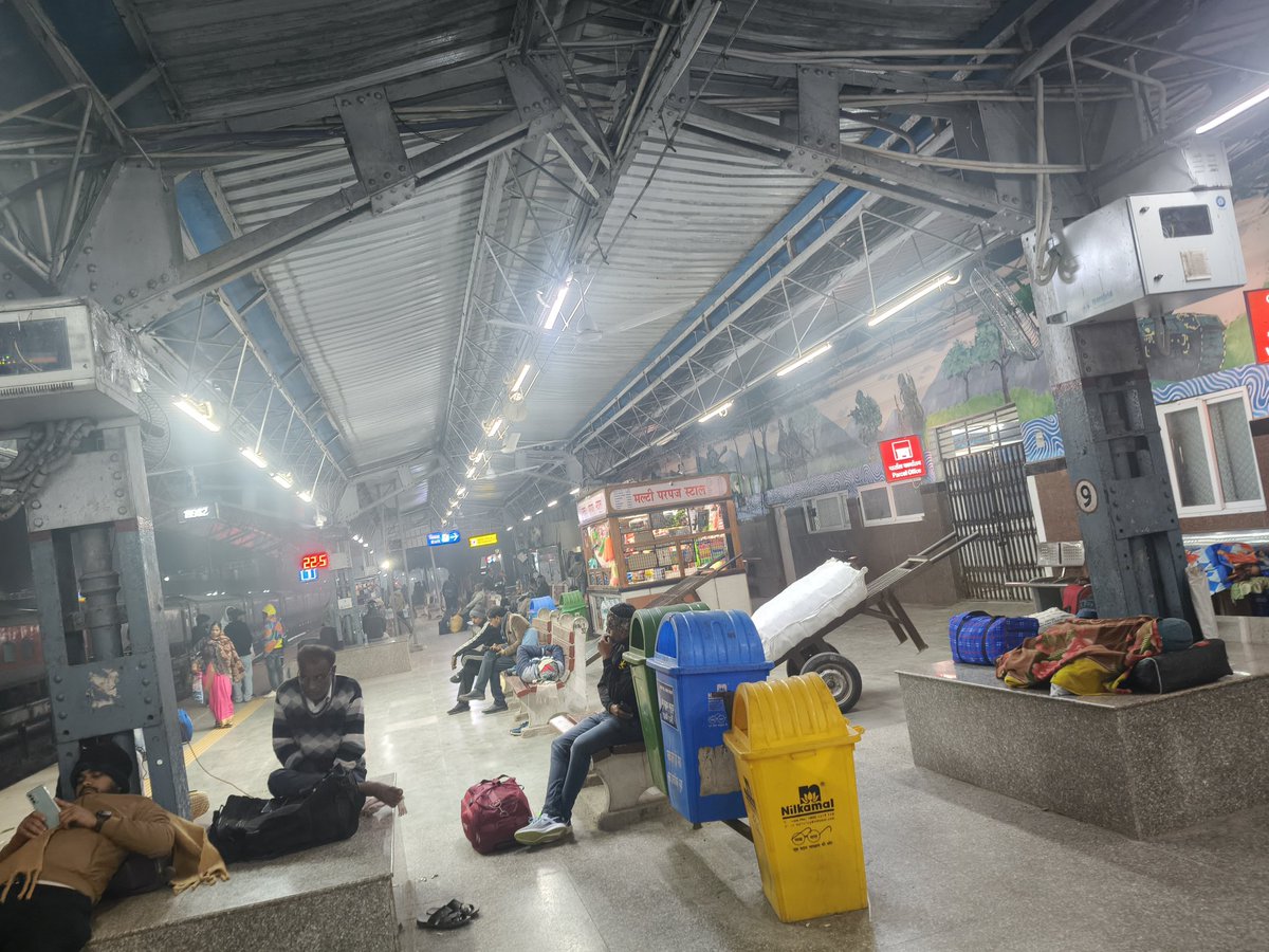 iamanprayag's tweet photo. Passengers are not receiving any proper updates regarding the rescheduled timings. When passengers approach the station staff for information, no one is available on duty, and the inquiry office and locked from inside.
@IRCTCofficial @RailMinIndia @RailwaySeva @Central_Railway https://t.co/fJaUqOJI37
