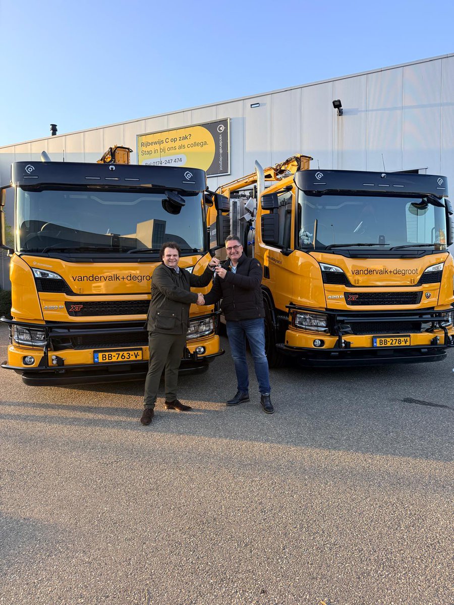 valkdegroot's tweet image. Maandag 15 december jl. zijn in  Poeldijk de derde en vierde Scania P420 Kolkenzuigers afgeleverd uit een serie van. 

Op de foto draagt Niels van Eekelen van Scania Tilburg (links) de sleutels over aan onze bedrijfsleider Grootvalk, Evert Stigter (rechts).
#riool