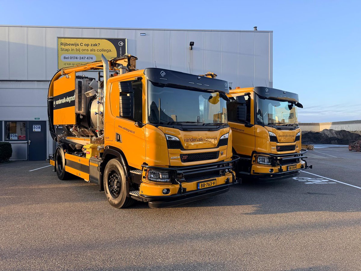 valkdegroot's tweet image. Maandag 15 december jl. zijn in  Poeldijk de derde en vierde Scania P420 Kolkenzuigers afgeleverd uit een serie van. 

Op de foto draagt Niels van Eekelen van Scania Tilburg (links) de sleutels over aan onze bedrijfsleider Grootvalk, Evert Stigter (rechts).
#riool