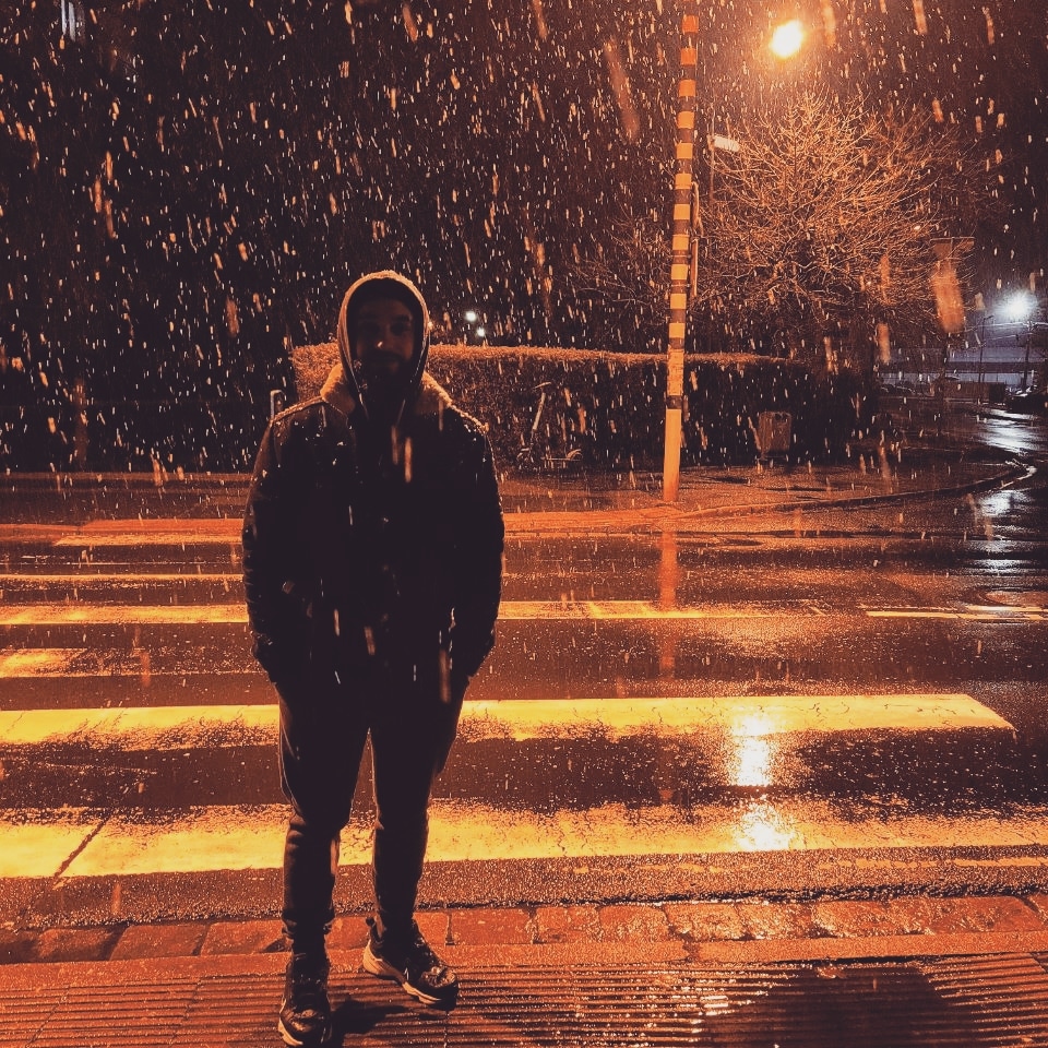 OwlFiii's tweet photo. Night tests you quietly. Only the focused pass.
#ColdMind https://t.co/HDUH9mqUHD