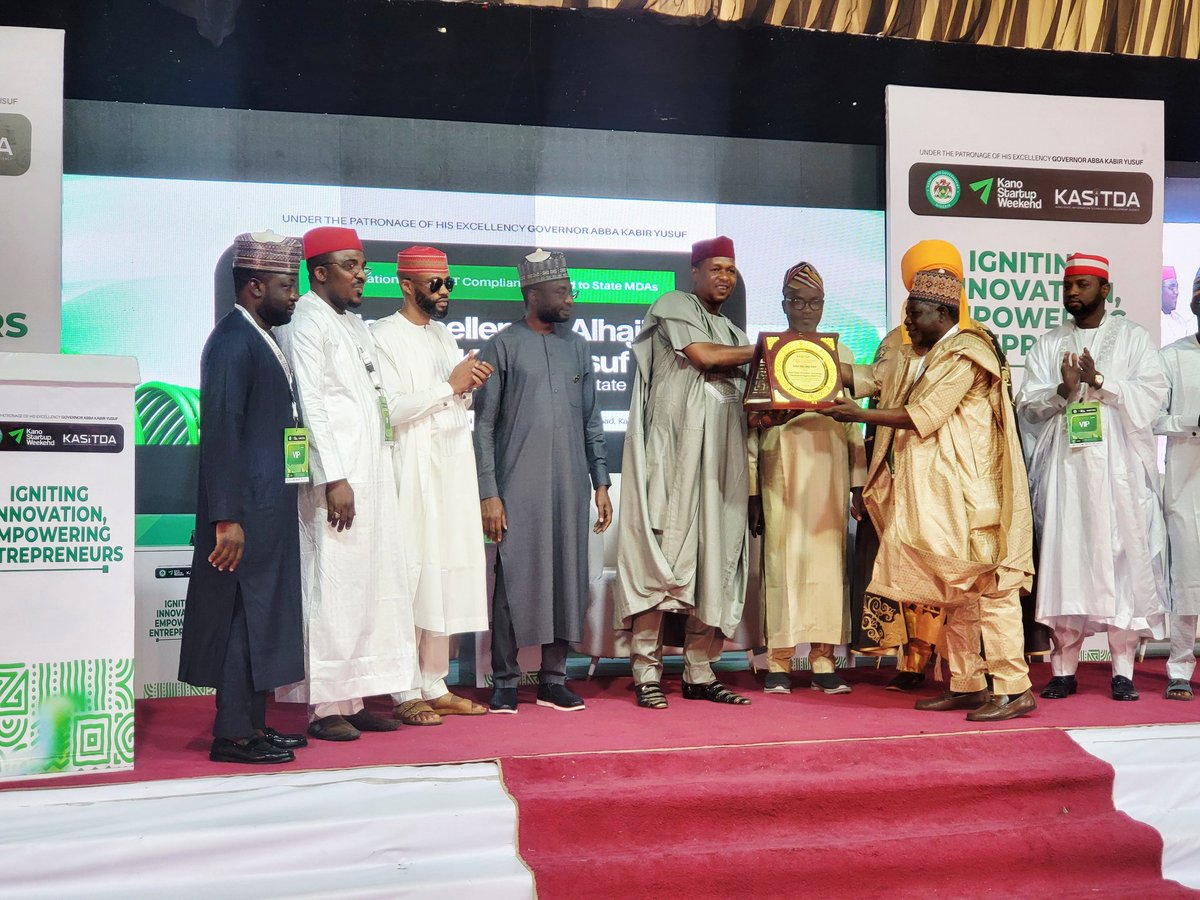 NWDCOfficialNg's tweet photo. The NWDC MD/CEO joined innovators at KASITDA’s Kano Startup Weekend, hailing Kano as the North's tech hub.

He called for stronger partnerships to equip youth with essential tech skills and was honored to present KASITDA's Award of Excellence to His Excellency, Gov. Engr. Abba Kabir Yusuf, for his development strides.

#NWDC #KASITDA #KanoStartupWeekend