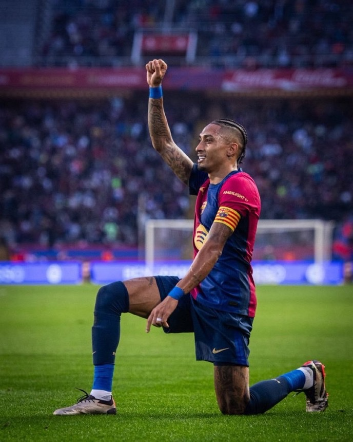 BarcaUniversal's tweet image. Cole Palmer and Jude Bellingham ahead of Raphinha in the 2025 FIFPRO World XI. 😂