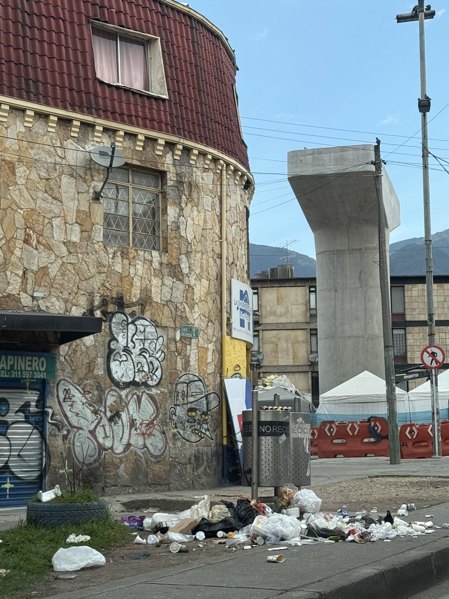 Las basuras, malos olores, las fachadas rayadas, la maraña de cables contaminación visual es causa de una sociedad no cívica que vive sin aprecio del bien común ciudad 
incivil, incivilizada, gamberra, maleducada, descortés, desconsiderada, bagual
#BogotáIncivica
#BogotáInsana