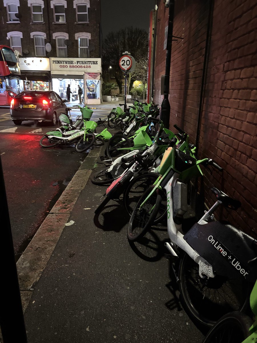 JujuBeige's tweet photo. @haringeycouncil how is this OK? @limebike https://t.co/oY1unBdSU8