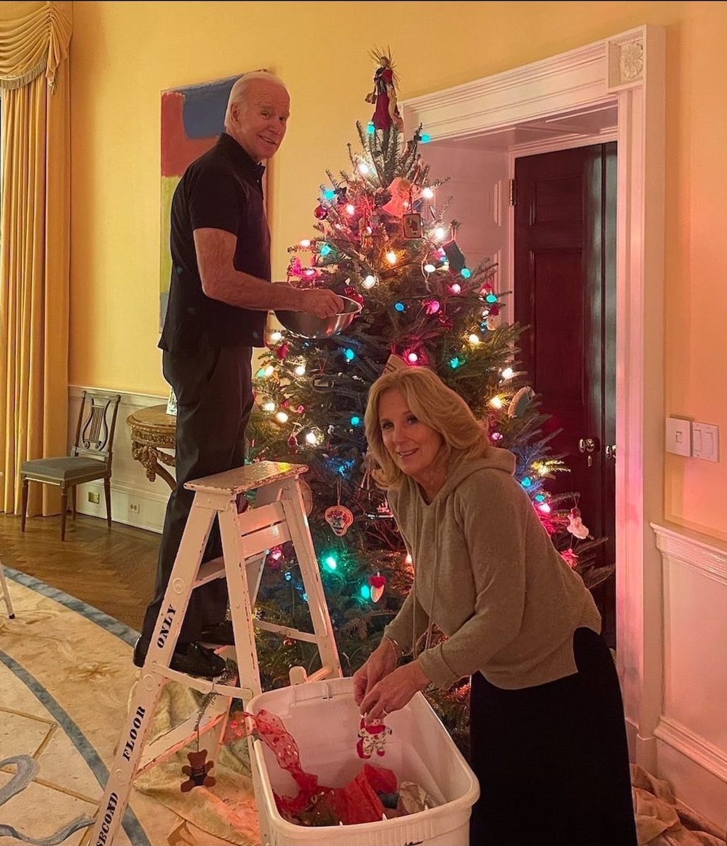 bullriders1's tweet image. Trump is too fat to get on a ladder. 🎄😭