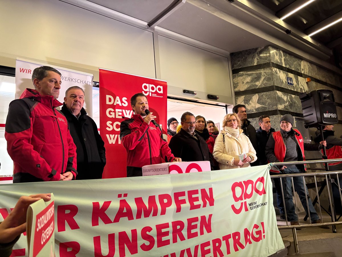 RaunigMichael's tweet photo. Heute gehen in Klagenfurt Beschäftigte d Sozialwirtschaft auf die Straße.Sie kämpfen für faire Löhne u gute Arbeitsbedingungen.Soziale Arbeit ist unverzichtbar.Anerkennung darf nicht bei Worten enden. #SWÖ #Sozialwirtschaft #Solidarität @GewerkschaftGPA @gemeinsam_vida @oegb_at https://t.co/iAp86z9twW