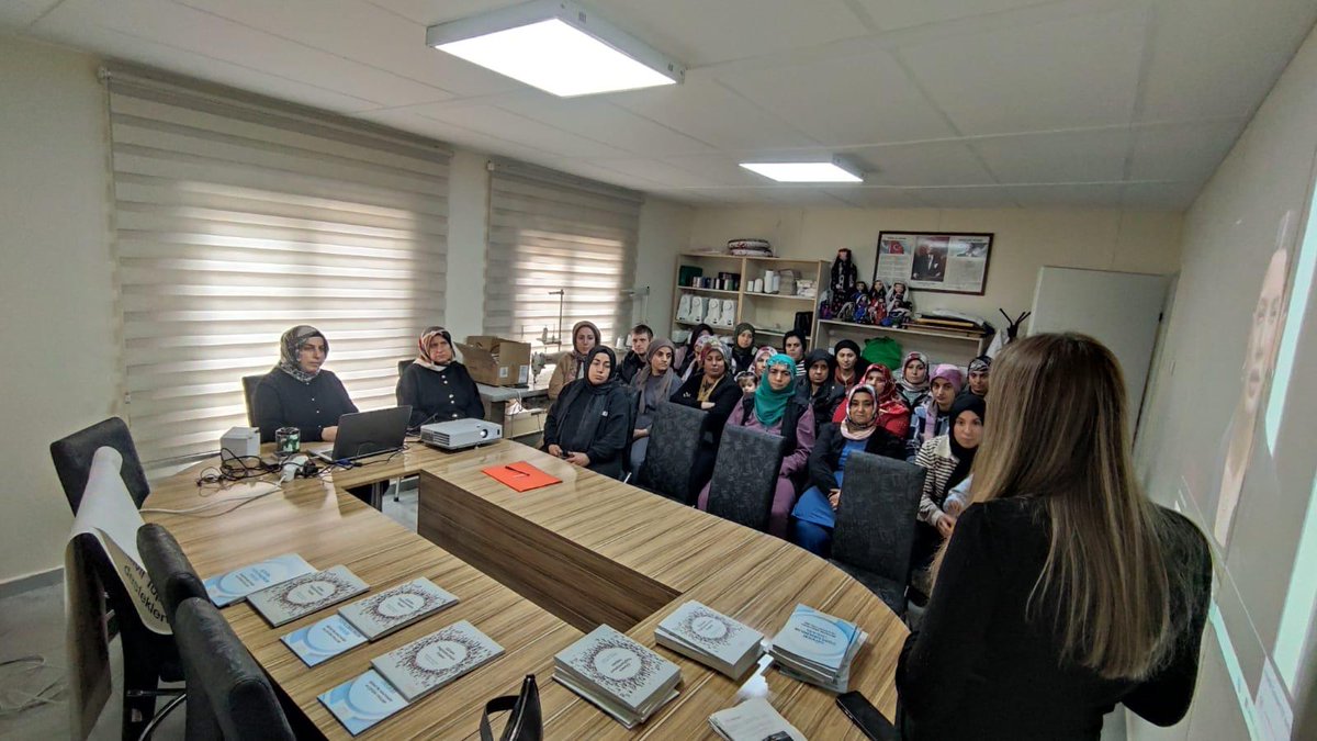 kadembatman's tweet photo. MEB protokolümüz çerçevesinde “Güven Toplumunun İnşası: Şiddetin Anatomisi ve Çözüm Yolları” eğitimlerimizi vermeye devam ediyoruz.
Yeşiltepe ÇATOM’da, KADEM Yürütme Kurulu üyemiz Psikolog Esra Sayhan ile eğitimin psikolojik boyutlarını ele aldık. https://t.co/9FQbcNGsMf