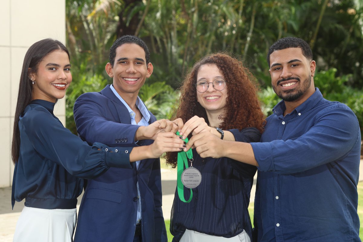 Felicitamos a nuestros estudiantes Daniella Flores, Ángel Peña, Mariana Barberi y Evans Feliz, de <a href="/PUCMMDerechoCSD/">Escuela de Derecho PUCMM Santo Domingo</a>, por ser los subcampeones en la segunda edición de la Competencia Interuniversitaria de Litigación de <a href="/UNPHURD/">UNPHU</a>  

Conoce +👇
prensa.pucmm.edu.do/reconocimiento…