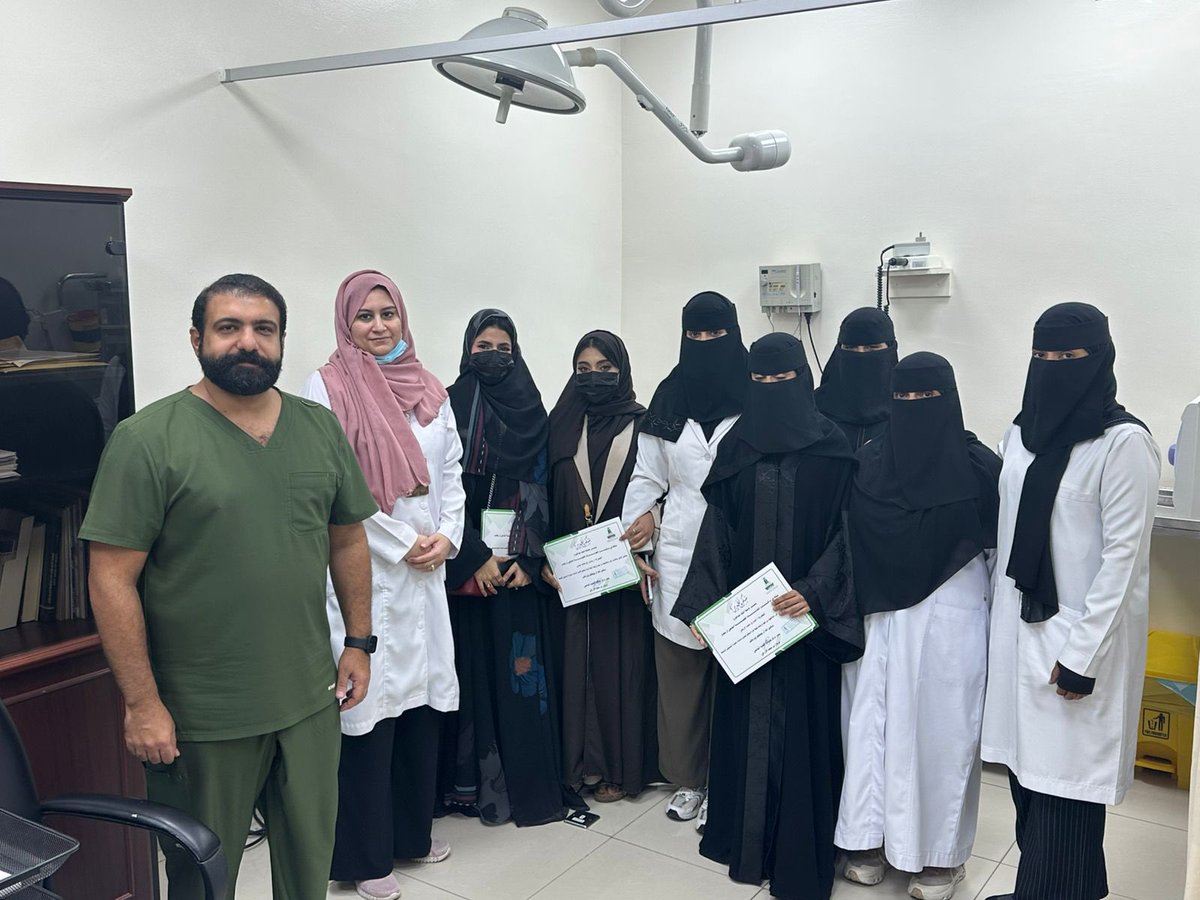 نيابةً عن سعادة مدير عام مركز الخدمات الطبية الجامعي، كرّم مدير إدارة الشؤون الفنية الدكتور عبدالله بن أحمد الغامدي والمتدربات بالمركز، وذلك تقديرًا لجهودهم  المخلصة والتزامهم خلال فترة التدريب، متمنيًا لهم دوام التوفيق والنجاح في مسيرتهم العلمية والعملية.