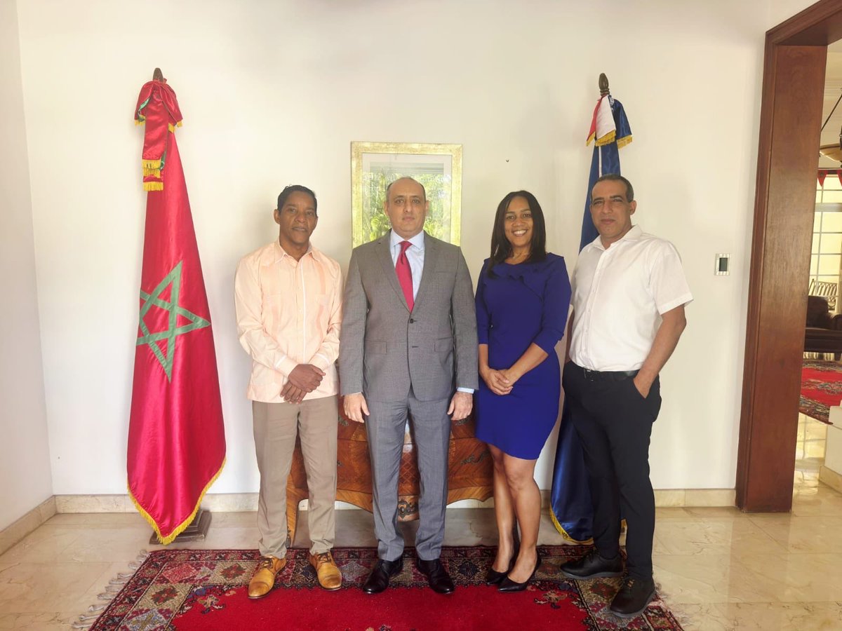 Reunión, hoy, del Excmo. Sr. Embajador con una comitiva de la Fundación Tierra Blanca de la ciudad de Neiba (provincia de Bahoruco, suroeste de la República Dominicana).