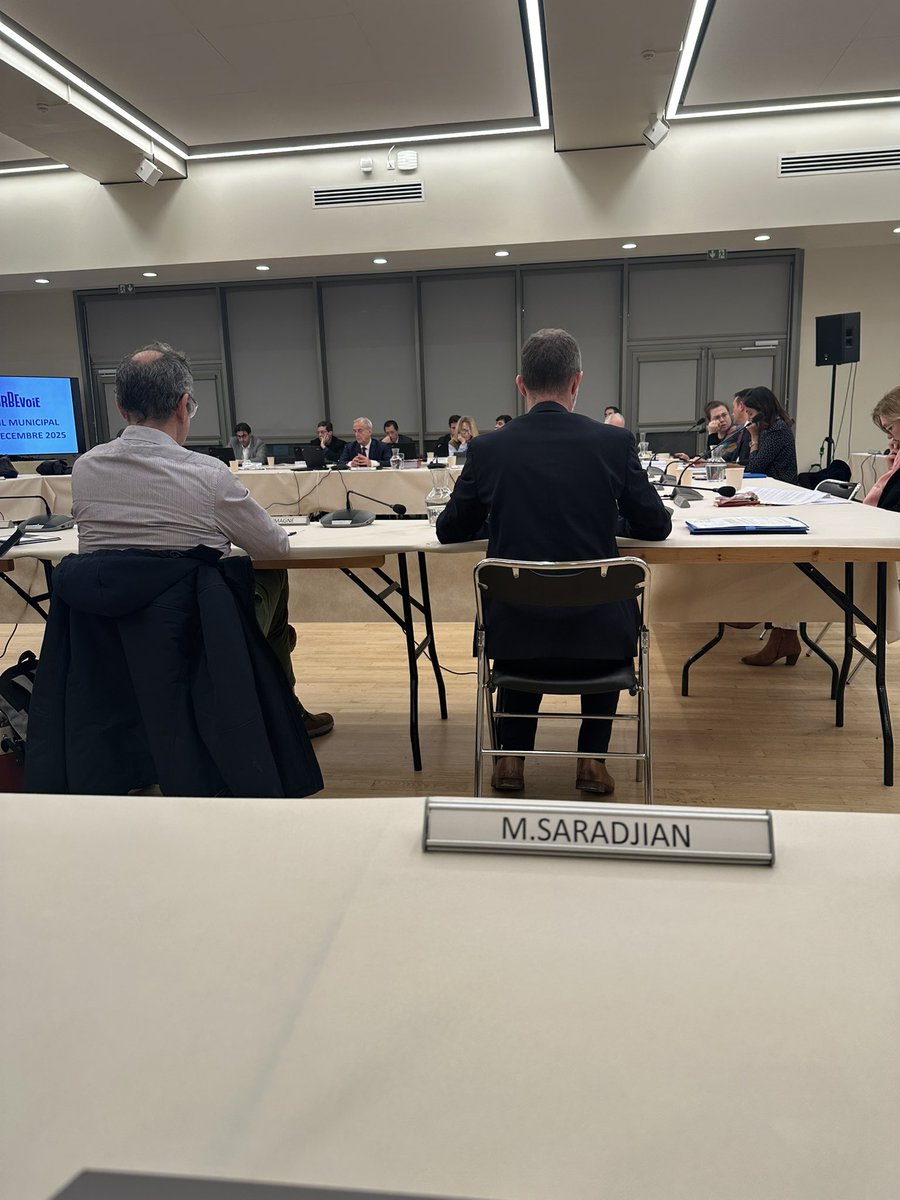 🚀 Dernier Conseil Municipal de ma mandature <a href="/VilleCourbevoie/">Ville de Courbevoie</a> autour de notre maire Jacques Kossowki ! 🏫

👉 Ce fut un honneur de servir ma ville et d’avoir pu, à mon niveau, apporter mes idées à notre maire ainsi qu’à l’ensemble de mes collègues 🙏 #Courbevoie