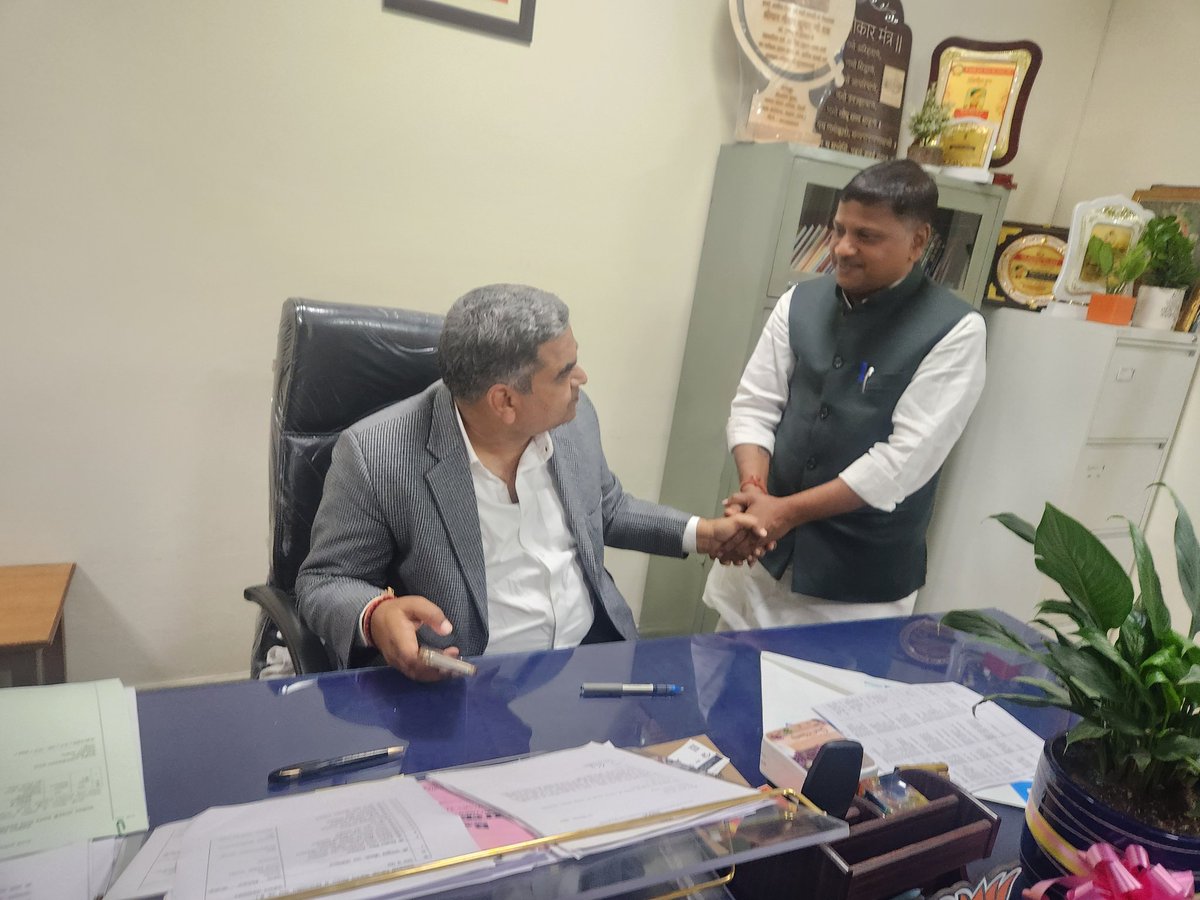 GSBothra's tweet photo. राजस्थान सरकार में सहकारिता एवं नागरिक उड्डयन विभाग राज्य मंत्री (स्वतंत्र प्रभार) जैन समाज के गौरव परम् आदरणीय बड़े भाई @DakMla जी को जन्मदिन की हार्दिक शुभकामनाएं। वीर प्रभु से आपके मंगलमय स्वस्थ, सुखी और दीर्घायु जीवन की मंगलकामना करता हूँ ।
#GautamDak #GSBothra https://t.co/VBNr7wMgj9