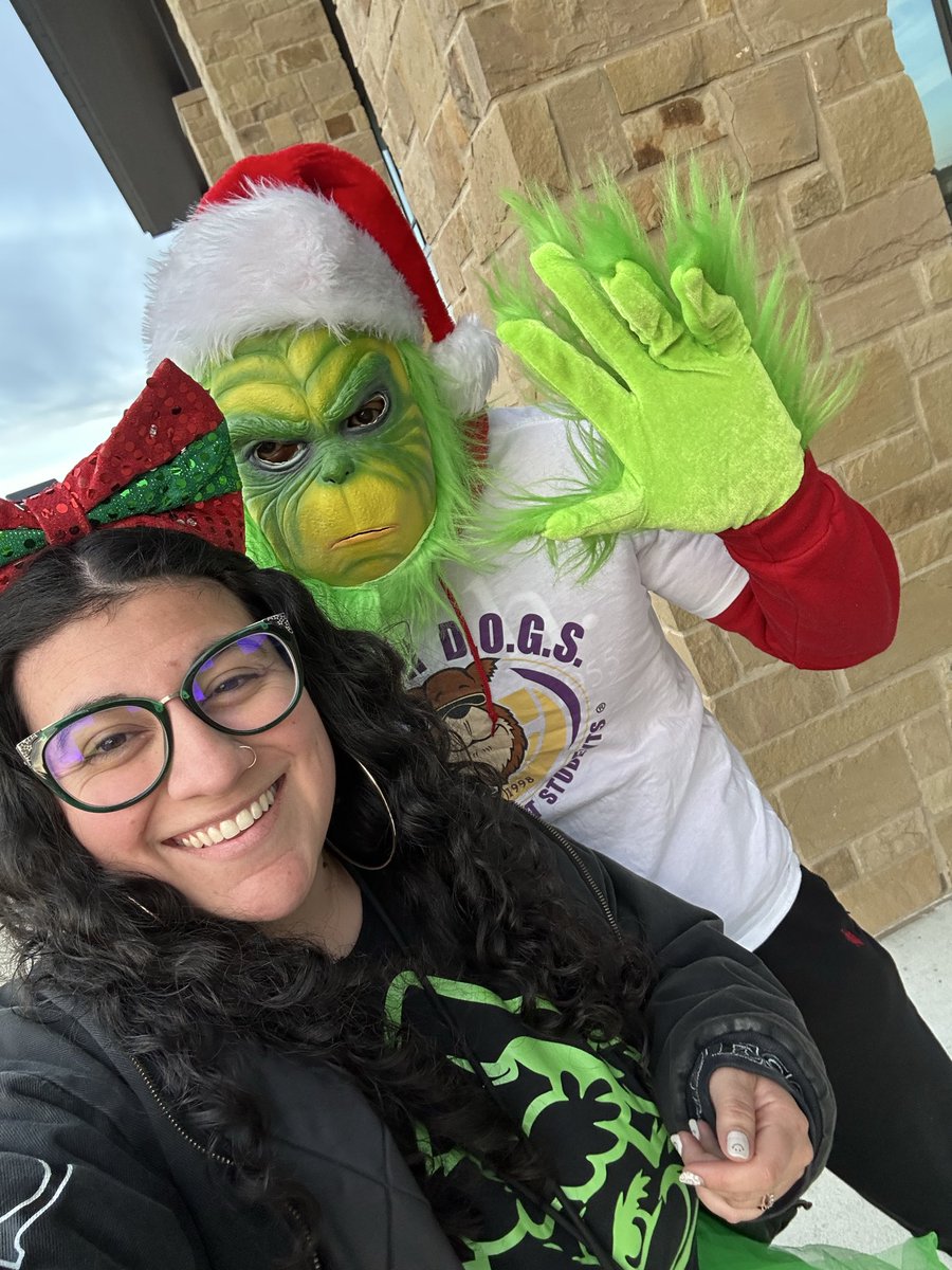 heyitsMsA's tweet photo. The Grinch came out today for car rider duty @HumbleISD_ACE https://t.co/gDoh77brRb