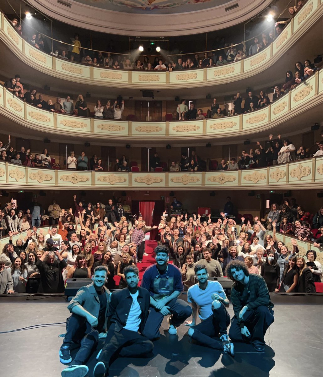 Fin de gira en Ourense acompañado de familia y amigos llenando ese Teatro Principal. Nos vemos el año que viene para planear lo siguiente!!!