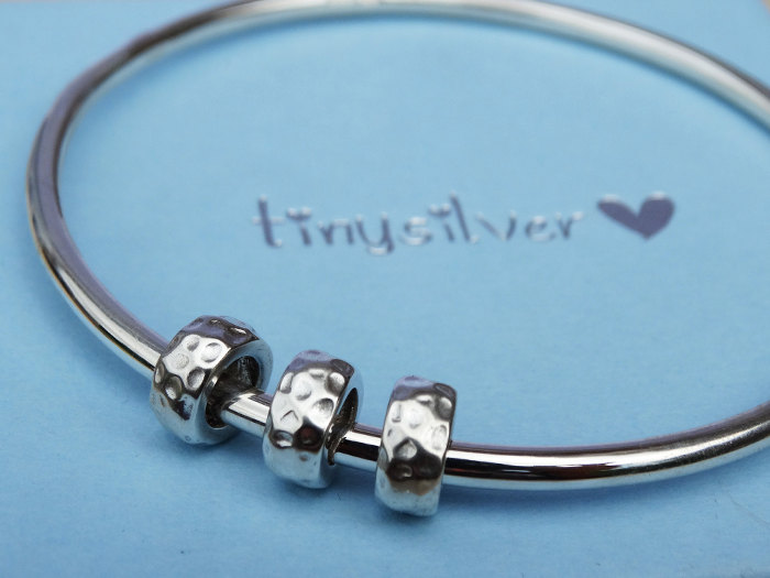 AolSpecial's tweet image. Proper lovely! This solid #SterlingSilverBangle, hand-forged and polished shiny. The 3 hammered beads move freely, pure delight! Wear it solo or add to your #StackingBangles. A smashing #HandForgedJewellery piece. aolspecial.com/Solid-Silver-B…