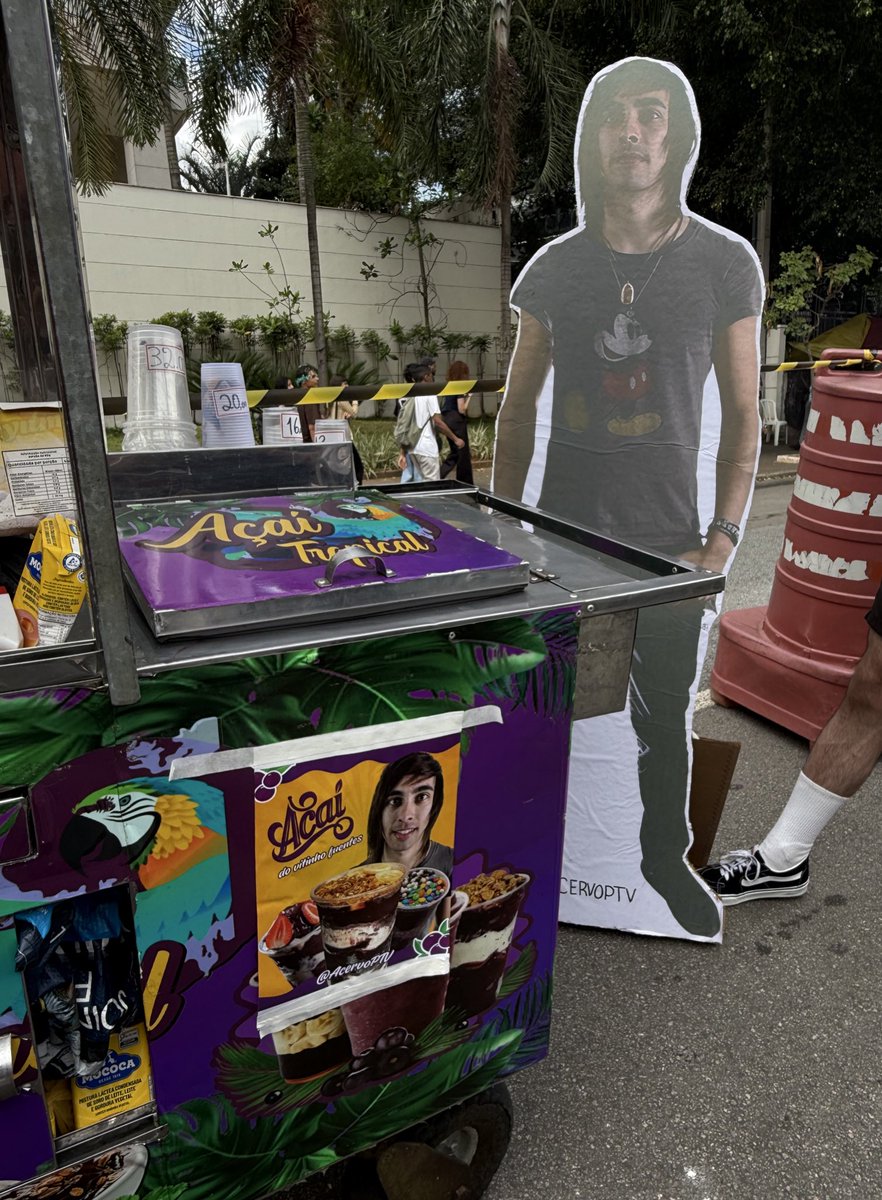 acervoptv's tweet image. VITINHO FUENTES VENDENDO AÇAÍ NA FRENTE DO ESPAÇO UNIMED