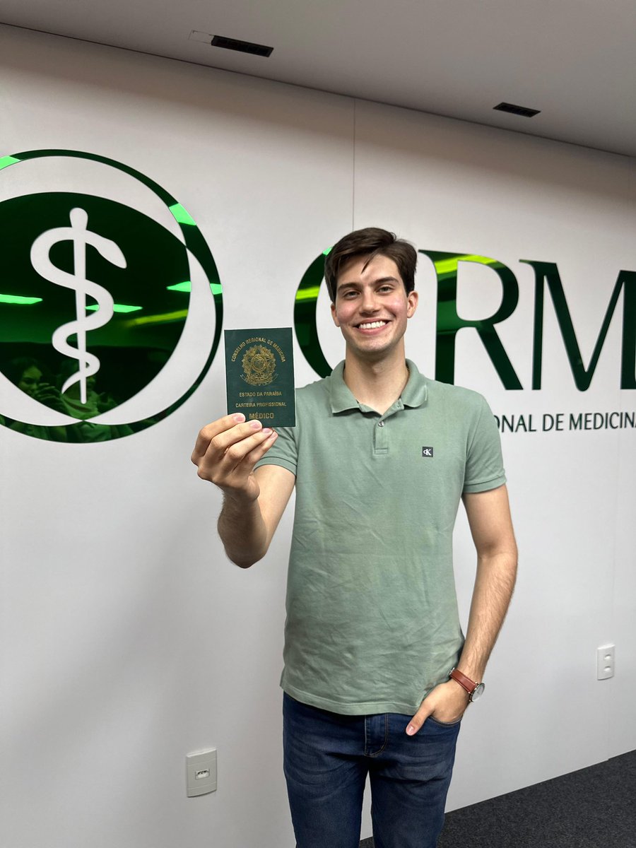 rhamonalexandre's tweet photo. seis anos depois: OFICIALMENTE MÉDICO https://t.co/P7NfPZlNSU
