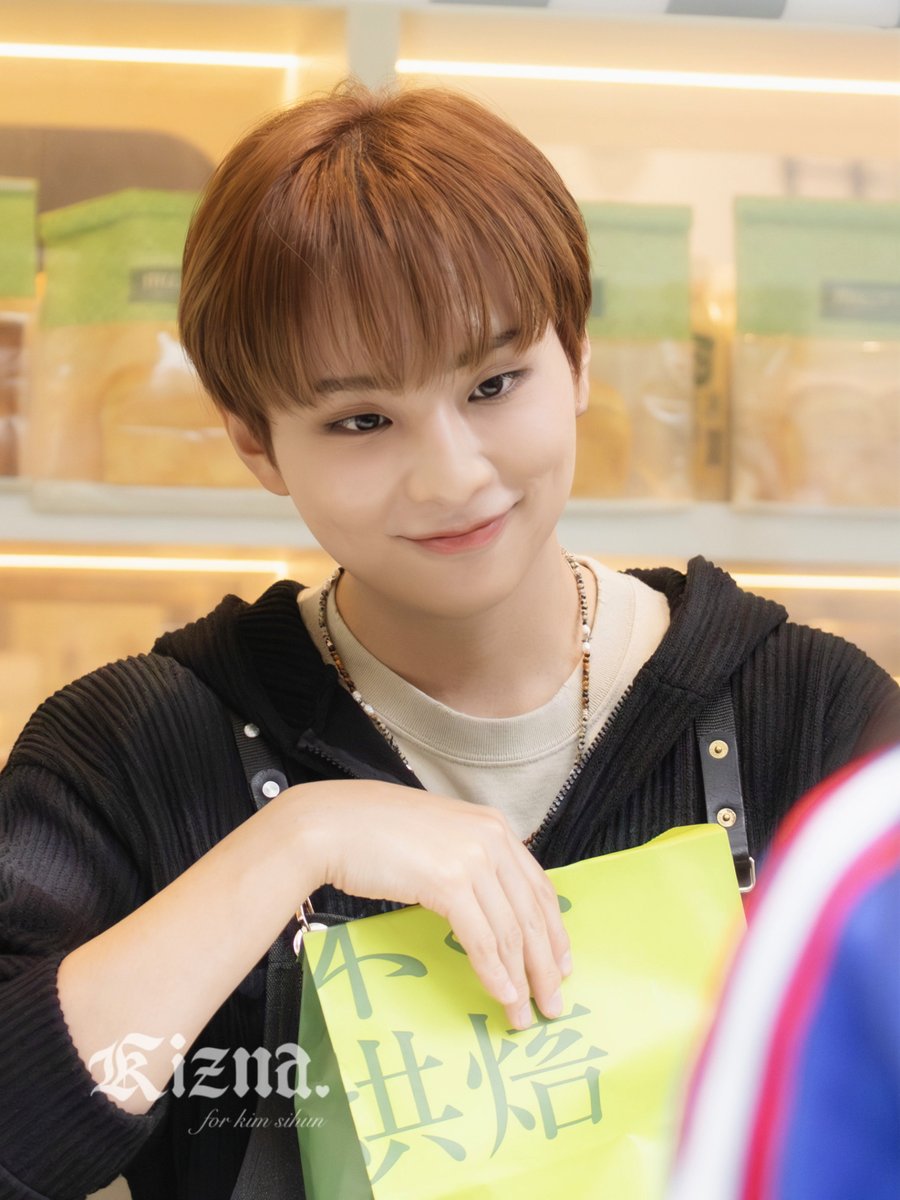 Kizna_s's tweet photo. 25.12.13
KIM SIHUN in HONGKONG
香港一日店長 💙 홍콩 일일 점장 이벤트
Hong Kong One-Day Store Manager
Muzi Bakery 🍞
Filming for social media (๑・̑◡・̑๑)
【Official X ▶︎ @sihun_official 】
#김시훈 #金施勲 #kimsihun #キムシフン
#시훈 #シフン #sihun #kpop #muzi https://t.co/T3dzFlPxjC